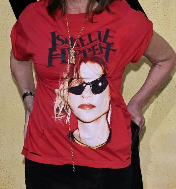 Je li majica s preslikom prikladan izbor za crveni tepih?