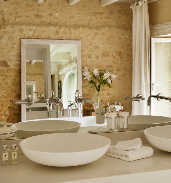 Prekrasna kuća s kamenim zidom koji je čista fantazija