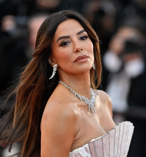 Eva Longoria u Cannesu 2026. u bijelom izdanju