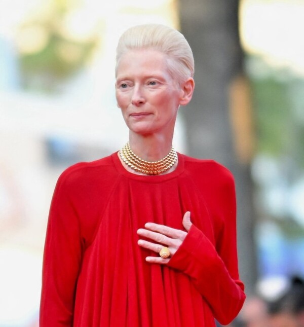 Tilda Swinton u Chanelovoj crvenoj haljini u Cannesu 2026.