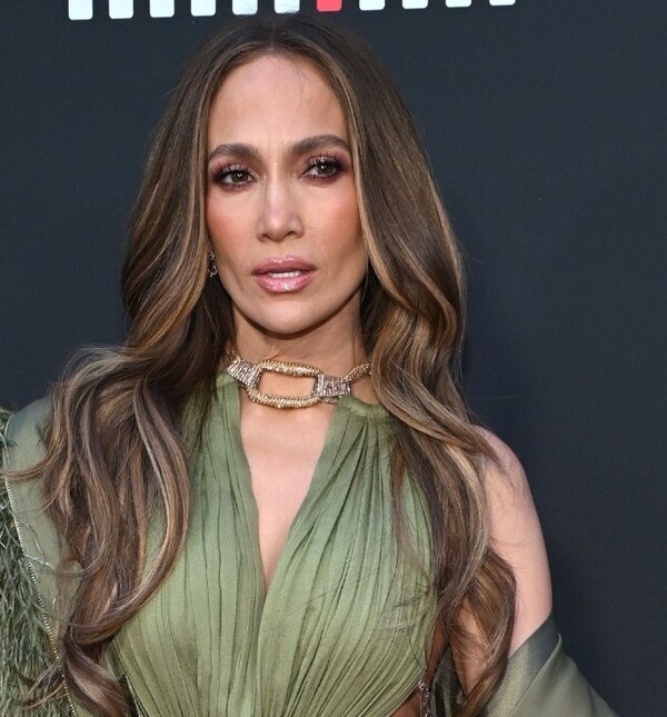 Jennifer Lopez u haljini brenda Bronx and Banco 2026. - 3