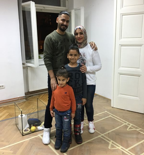 Wisam i Šeima sa svojim slatkišima Ahmedom i Yousifom