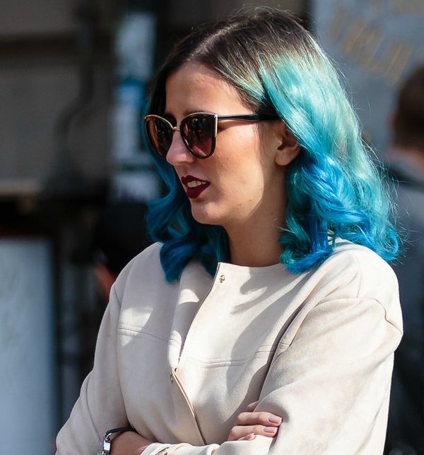 Plavokosa dama u trendi čizmama