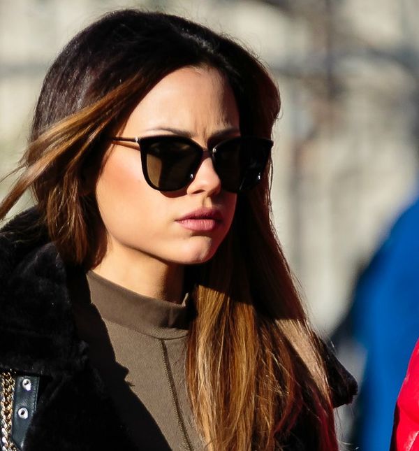 Lijepa brineta u Zarinoj jakni