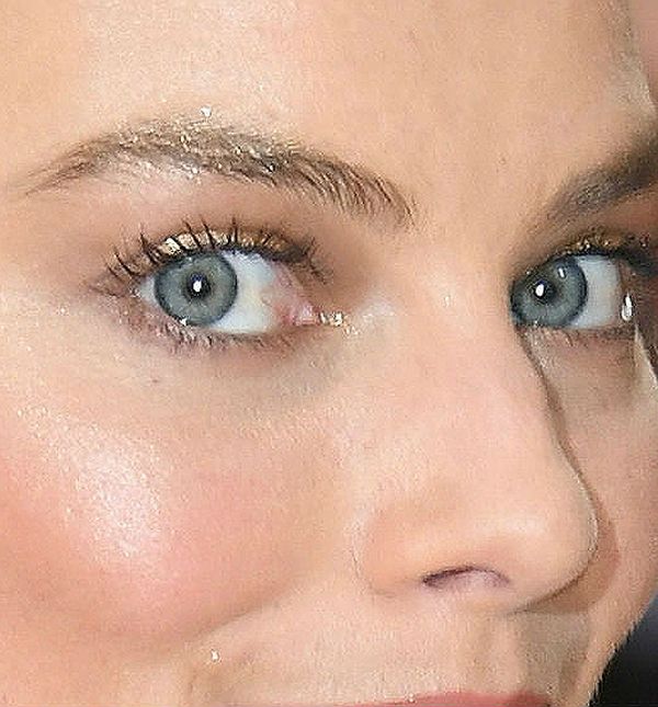 Margot Robbie koketirala je sa zlatnim obrvama još u 2016. na Met Gali