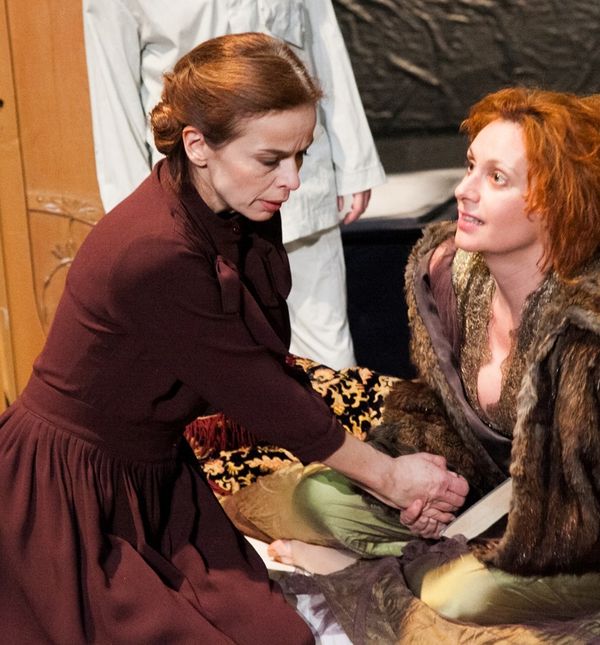 Alma Prica i nina Violić u predstavi 'Tri zime'