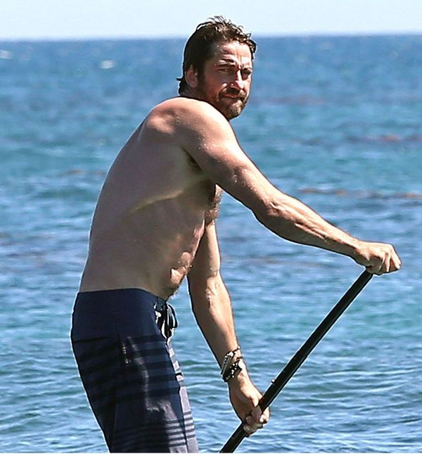 Gerard Butler ponosi se svojim snažnih ramenima i leđima