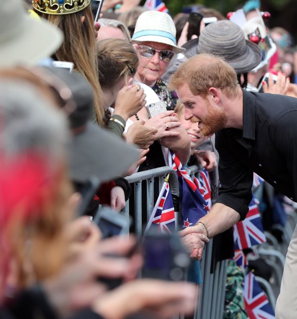 Princ Harry utješio je dječaka koji je ostao bez majke i njegovu baku (Foto: AFP)