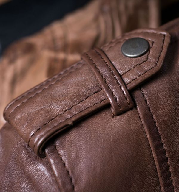 Gumb na ramenu kaputa ili jakne nije samo ukras