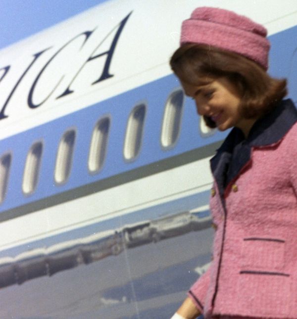 Ružičasti kostim danas se čuva u Američkom državnom arhivu