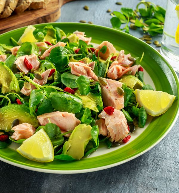 Salata od lososa i avokada odličan je izbor za ručak