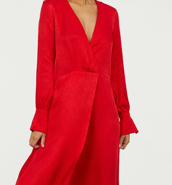 Crvena haljina dostupna je u hrvatskim trgovinama