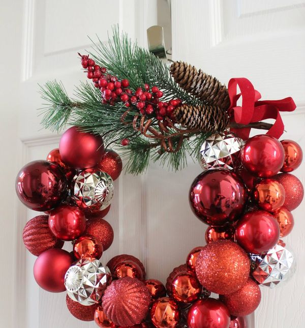 Ukrasni vijenac od vješalice i kuglica
