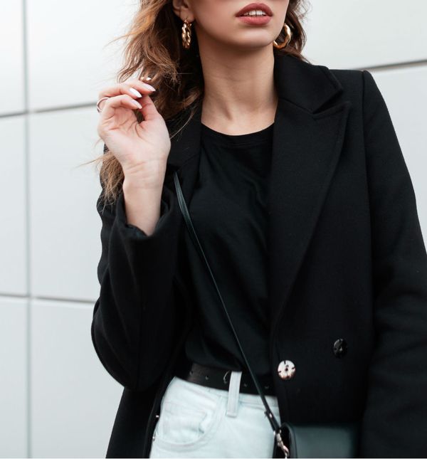 Crni kaput je klasik koji ne izlazi iz mode