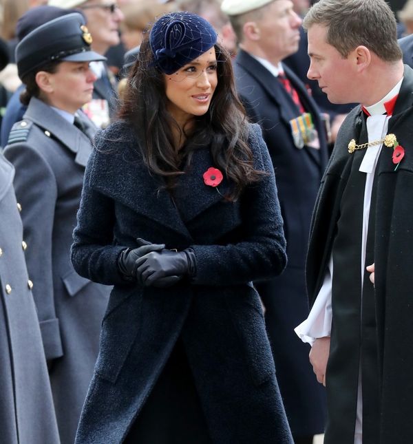 Meghan Markle u visokim crnim čizmama s potpisom Victorije Beckham - 5