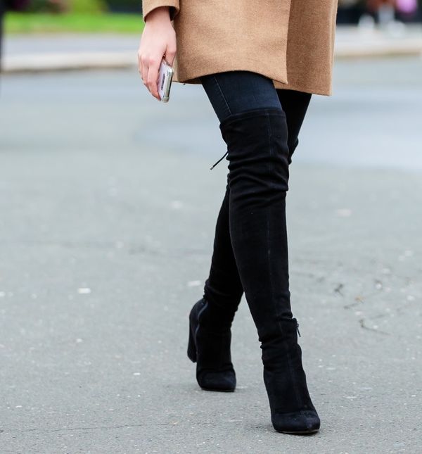 Street style lijepe brinete iz centra Zagreba u čizmama iznad koljena