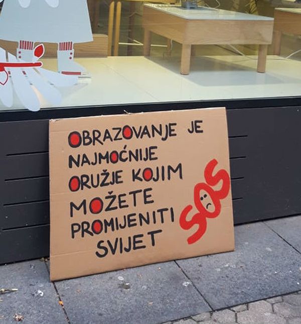 Transparent na prosvjedu prosvjetnih radnika