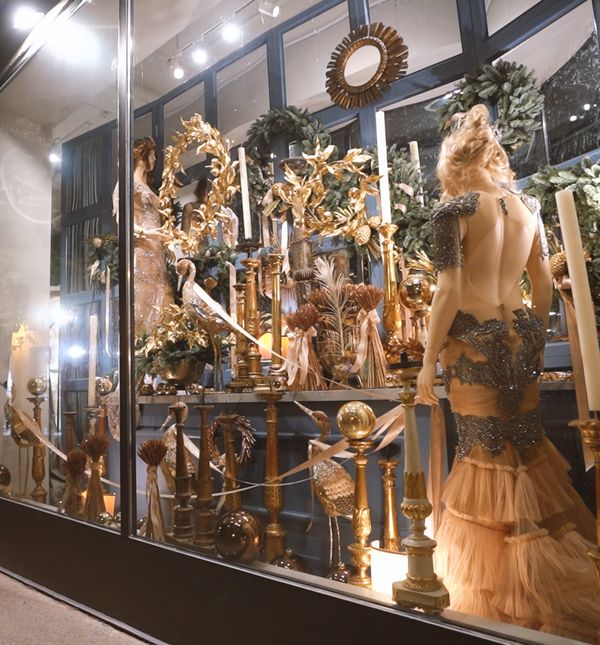 Saša Šekoranja i ove godine uredio je izlog svog cvjetnog atelijera u božićnom duhu