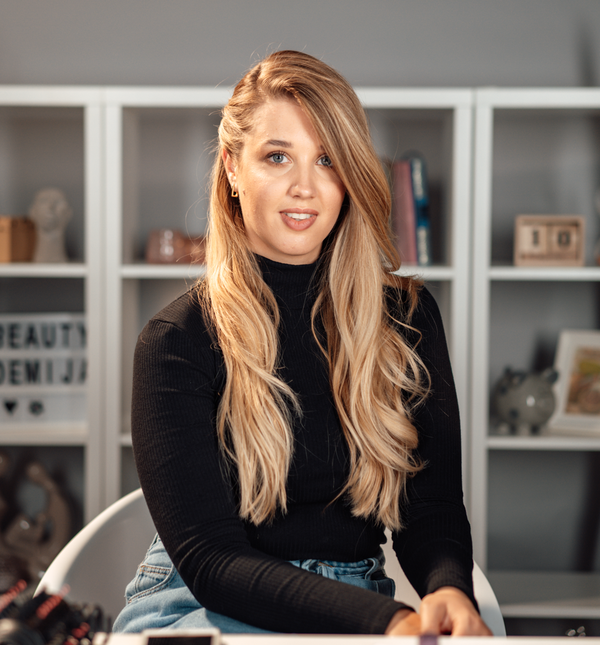 Sjajne lokne i duboki razdjeljak ukrašen ukosnicama