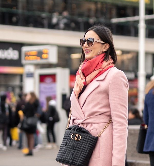 Street style izdanje lijepe brinete