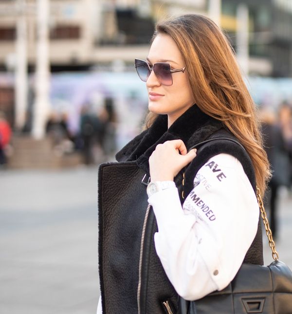 Lijepa brineta u vojničkim hlačama