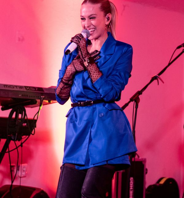 Pjevačica Domenica Žuvela u čizmama do bedara