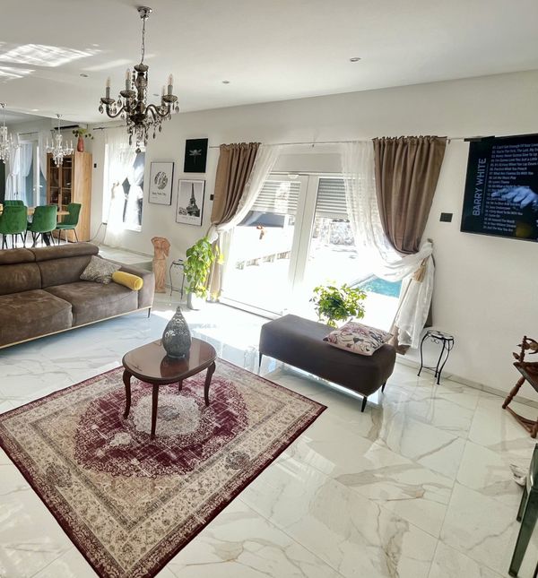 Raskošno uređena kuća u Zagvozdu odvjetnice Andree Cvitanović Vrzić