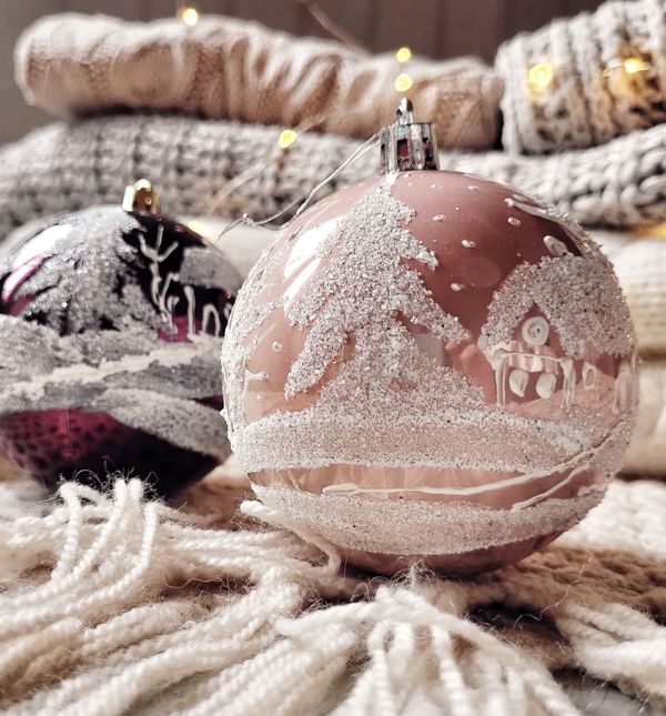 Ručno oslikane kuglice za bor koje izrađuje Mira Tribuson iz Križevaca