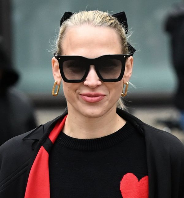 Plavokosa ljepotica iz Zagreba u visokim čizmama