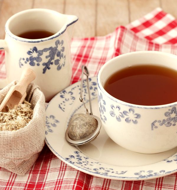 Čaj od korijena bijelog sljeza ublažava grlobolju