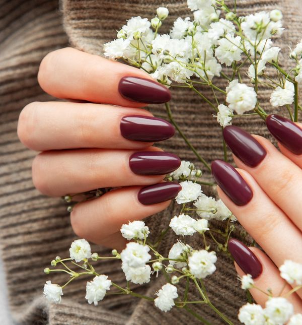 Bordo manikura izgleda sjajno na kratkim i na dugim noktima