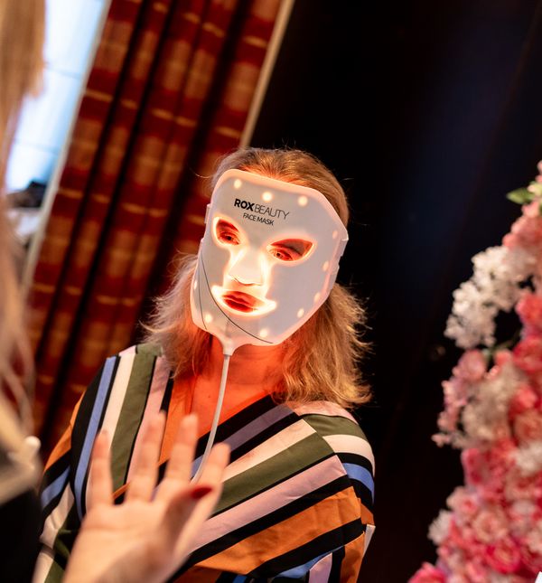 ROX Beauty Maska koristi sedam valnih dužina svjetlosti kako bi se tretirali različiti kožni problemi.