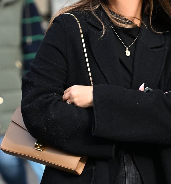 Crni kaput popularan je izbor za zimu na hrvatskim ulicama