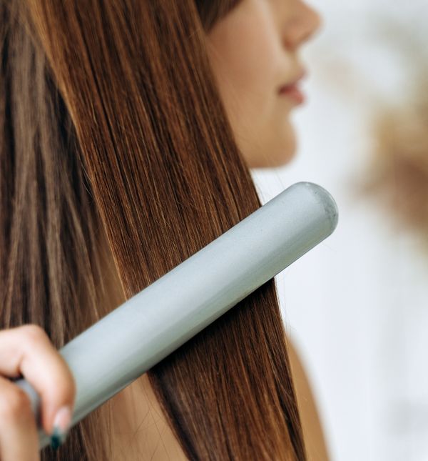 Peglanje kose posebno je štetno na mokru kosu