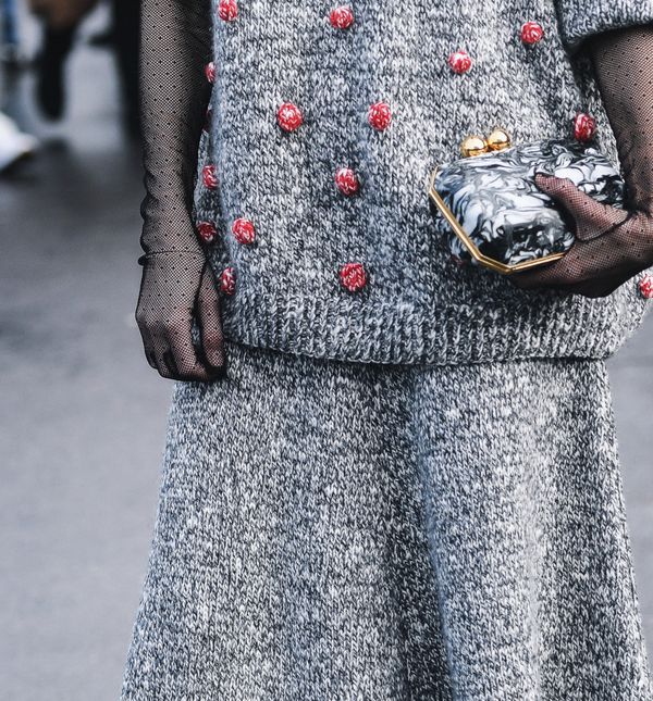 Žena u pletenoj suknji