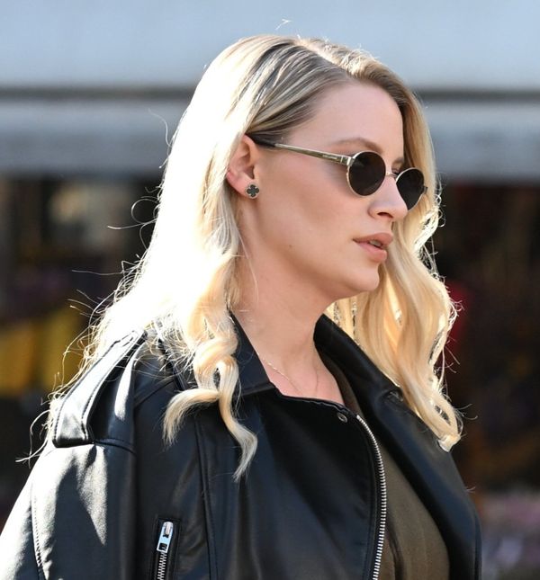 Lijepa plavuša iz Zagreba u klasičnim crnim čizmama