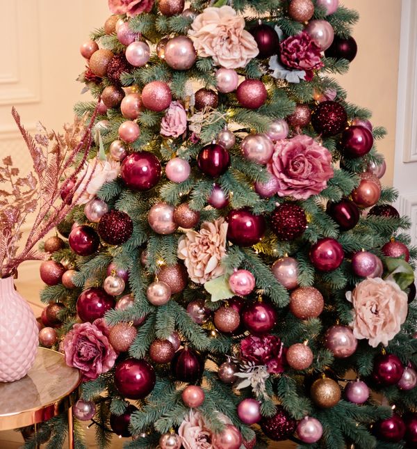 Cvijeće izgleda divno kao dekoracija na drvcu