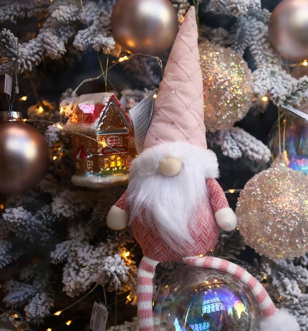 Blagdanski ugođaj u izlogu trgovine u zagrebačkoj Ilici