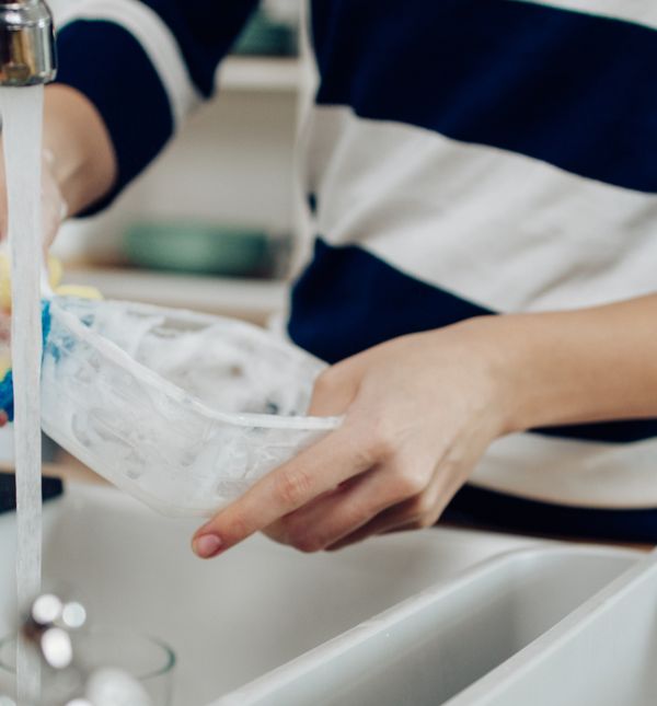 Na TikToku je nastao trik za brzo čišćenje plastične posude s poklopcem, mnogi ga hvale