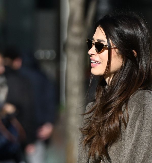 Street style kombinacija mame iz centra Zagreba u sivom kaputu