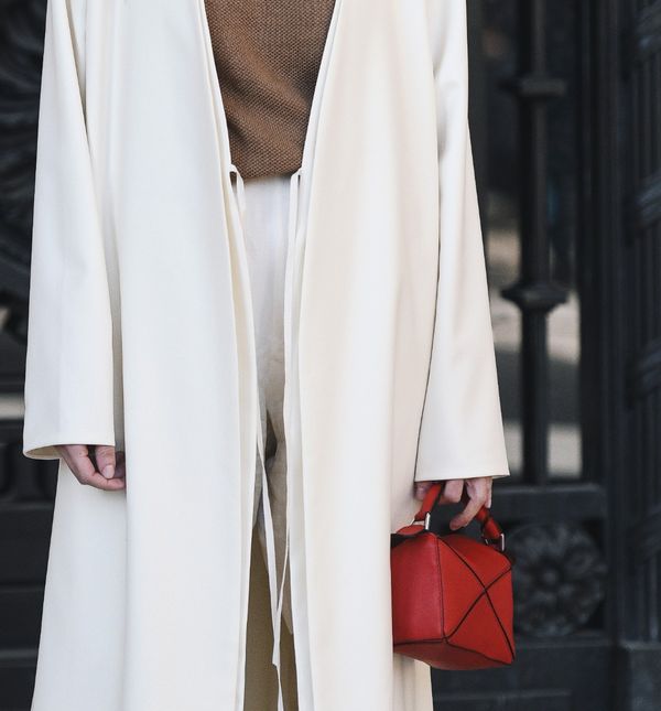 Zahvaljujući bijelom kaputu svaka kombinacija izgleda elegantno