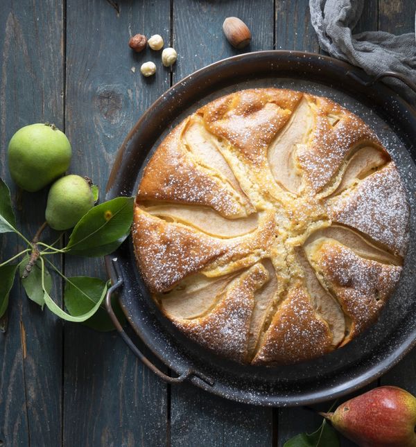 Kolač s kruškama i lješnjacma