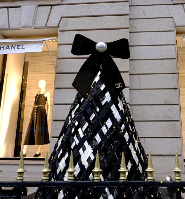 Božićni izlog Chanelove trgovine u Parizu