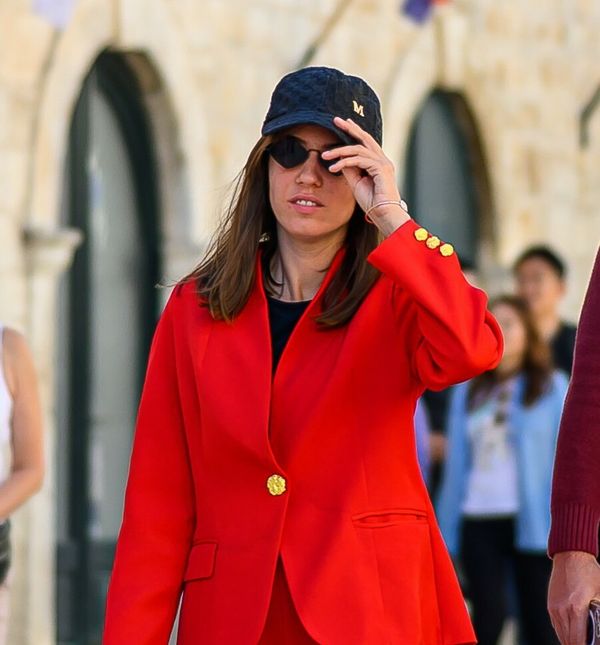 Šetnja Stradunom u crvenom odijelu