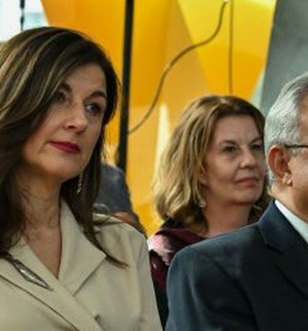 Sanja Musić Milanović u bež kompletu i cipelama od brušene kože