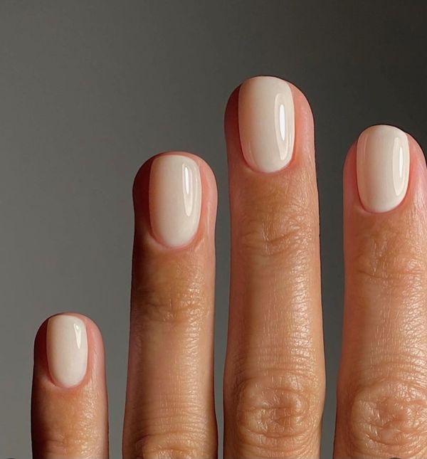 Manikura u sjajnoj boji vanilije