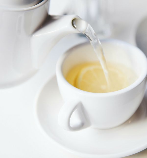 Zahvaljujući polifenolima, bijeli čaj može pomoći u zaštiti kože od štetnih vanjskih utjecaja i prijevremenog starenja