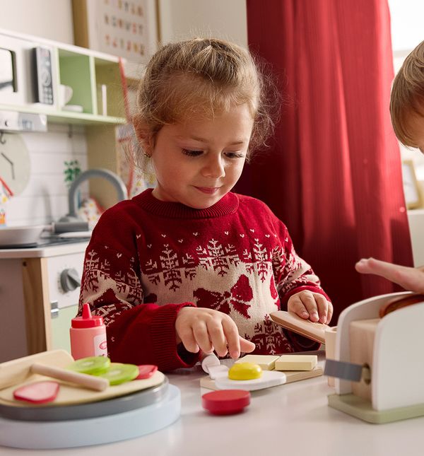 Uz drvene igračke u drvenoj kuhinji djeca dijele zadatke i surađuju
