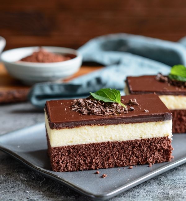 Kakao-kolač s kremom od kokosa i bijele čokolade