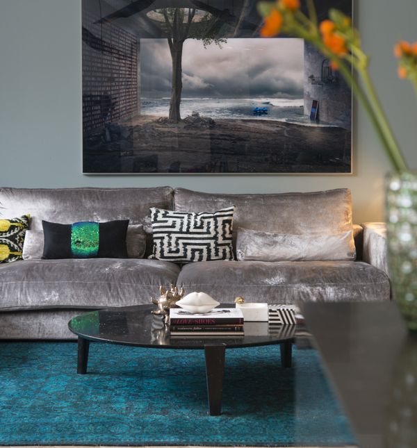 Stan u kojem su prostor za električni kamin i kuhinja prava dizajnerska poslastica